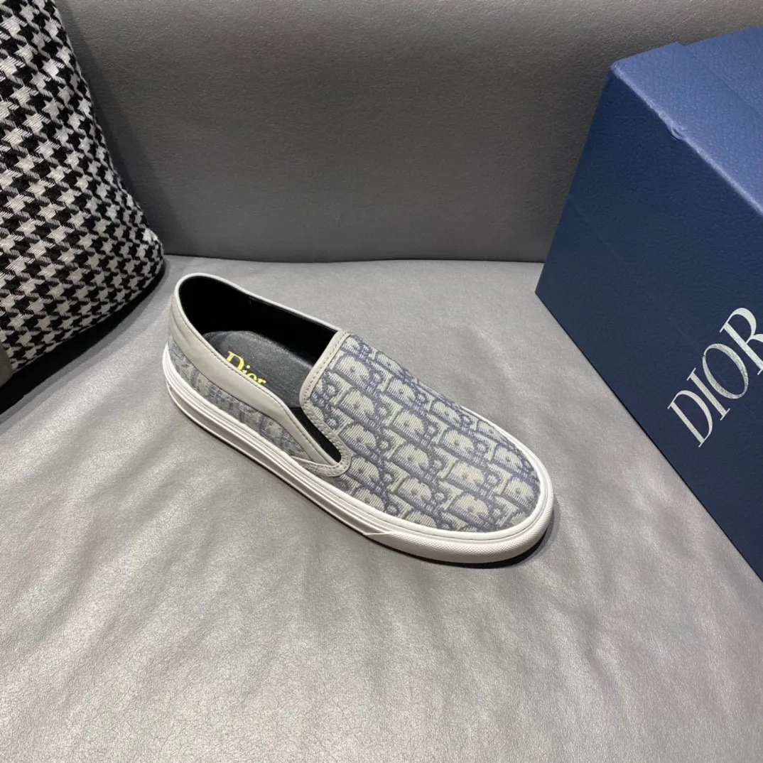 Factory price 340, Dior series casual shoes 👟🔥🕷🕷【Dior】Dior New casual men's shoes are launched in Hong Kong counters. Official website 1:1 production. Original Italian materials. Designed by European and American masters. Perfect shape to create counter quality, solid color rubber wear-resistant outsole and classic dazzling head! Super versatile and very comfortable. High-end without losing taste, fashionable and novel! ! Absolute focus! Code number: 38-45